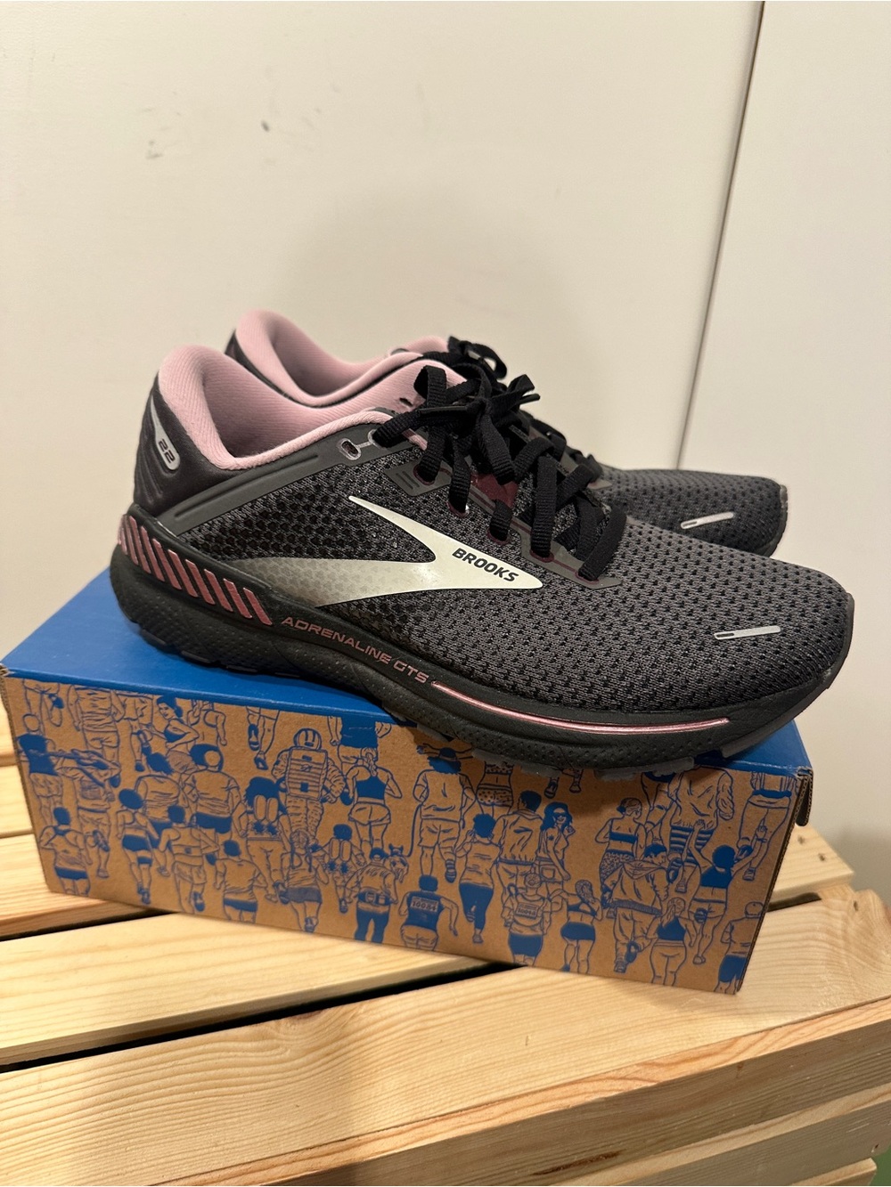 Brooks Women's Adrenaline GTS 22- Black with Pink - 9.5 - Picture 4 of 16